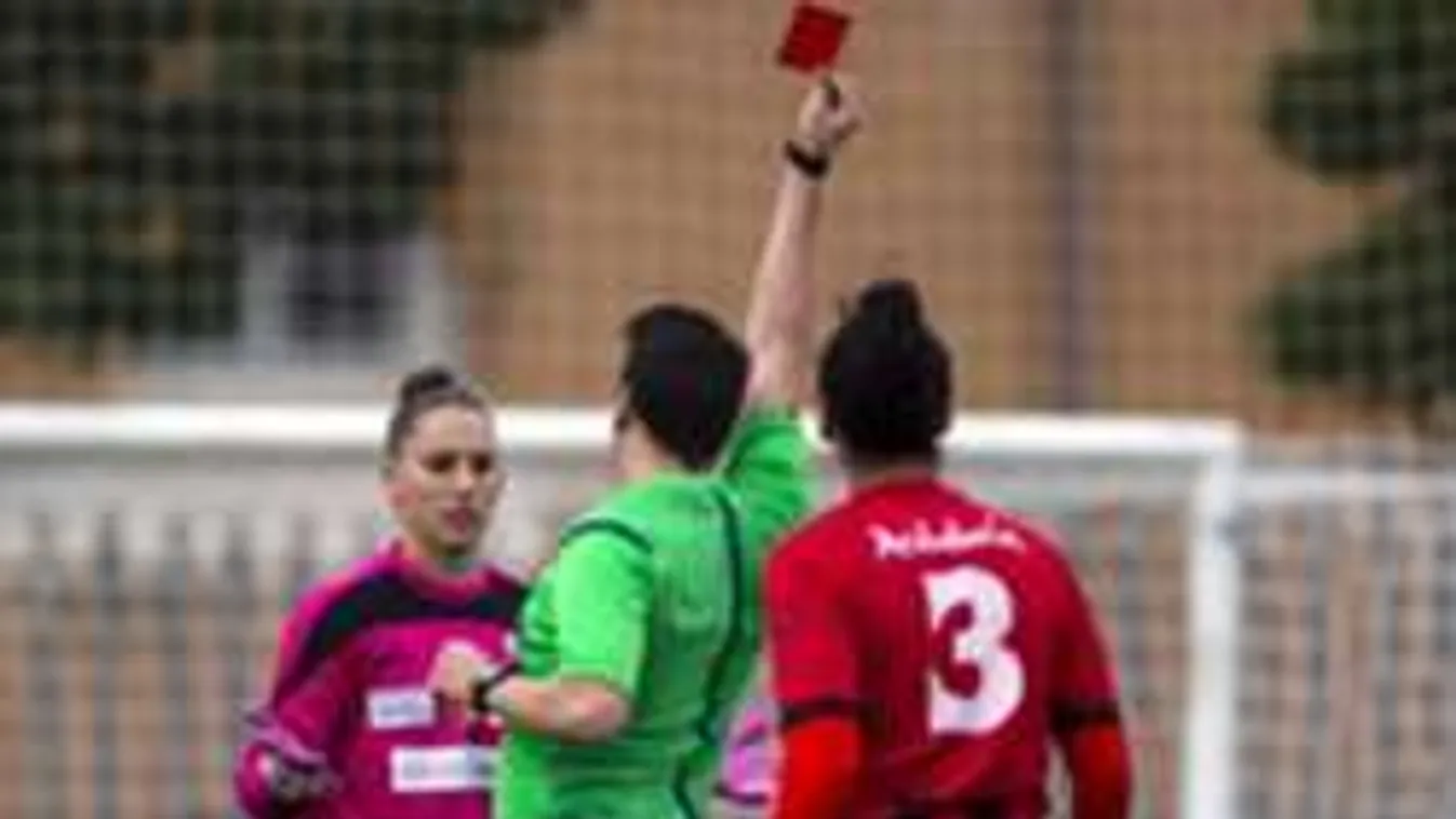 Szexuális ajánlatot tett az egyik játékosnak a futballbíró!