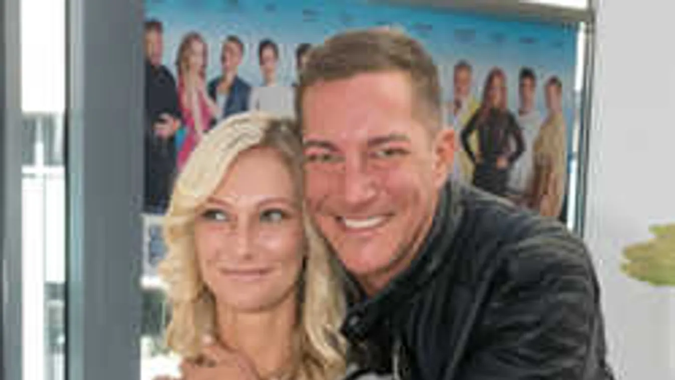 Lefotóztuk, gyönyörű jegygyűrűt villantott a magyar színész kedvese