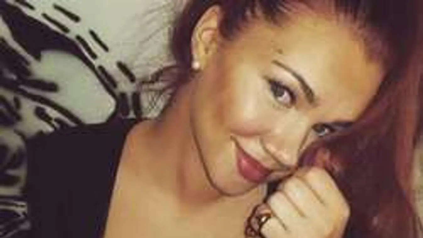 Nagy mellű bombázó miatt magyarázkodik a futballsztár