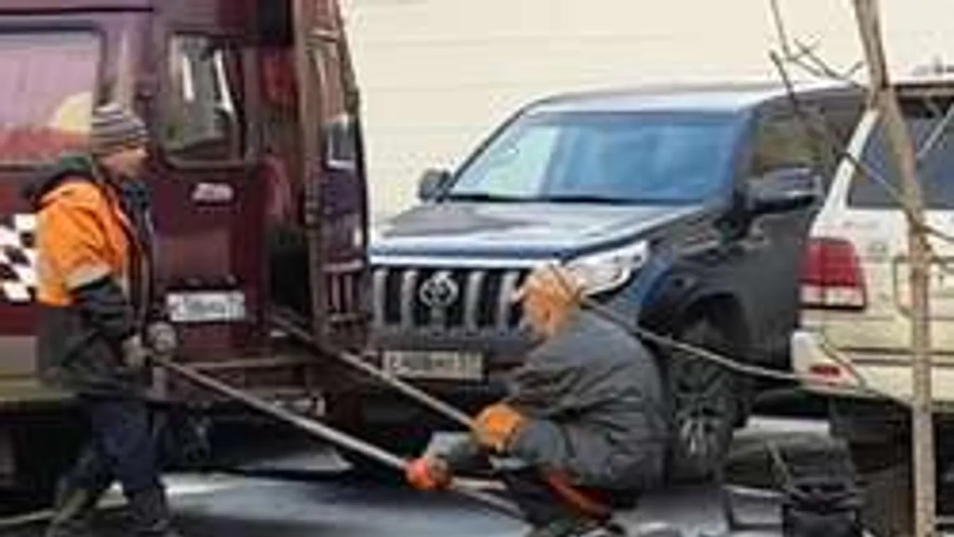 Sírjunk vagy nevessünk? Emberi úthengerrel javítják az utakat!