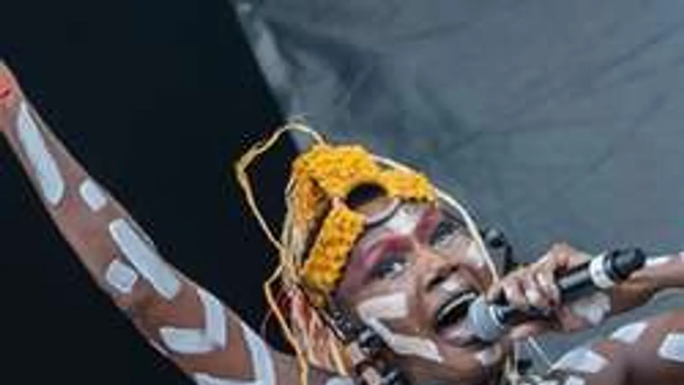 Nyilvánosan meztelenkedett a 67 éves Bond-lány