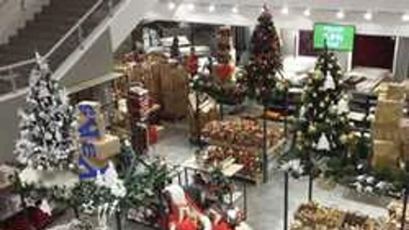 Tíz hét van az ünnepig, ám a boltban már áll a karácsonyfa