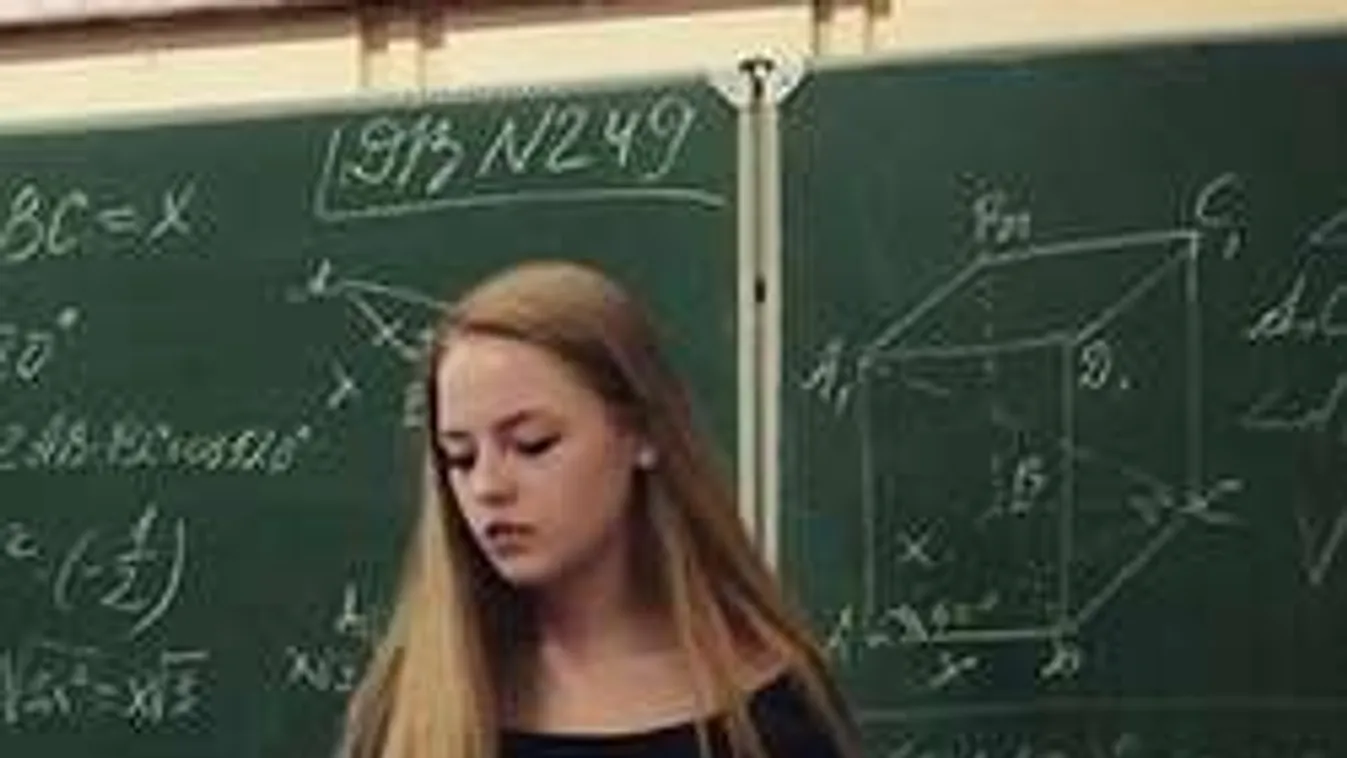 Kibuggyanó mellekkel nyerte el a legszexibb tanárnő címet ez nő!