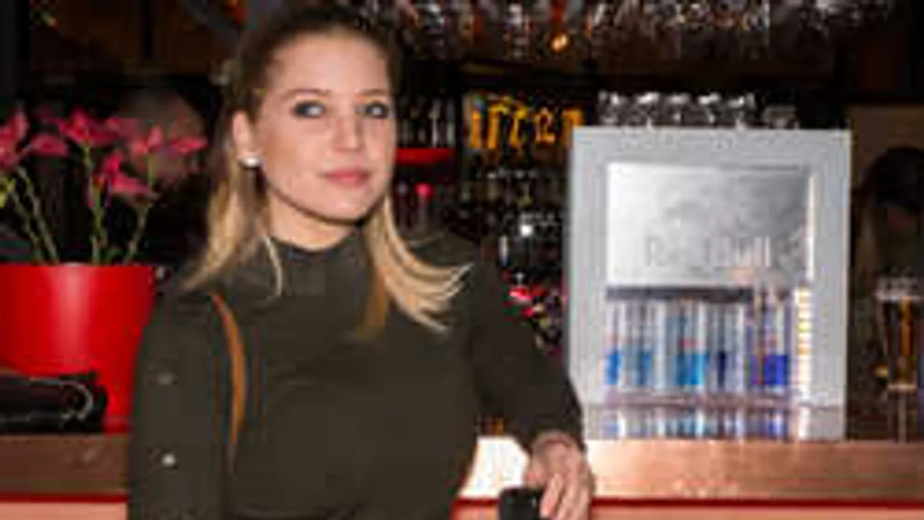 Szabó Zsófi beszólt Bud Spencer szobrára!