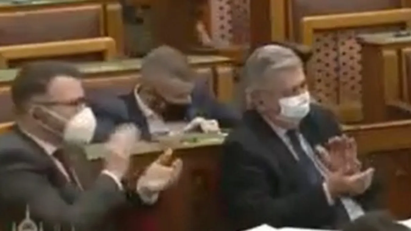 Mint egy igazi bohóc: Jakab Péter a széke mellé esett a Parlamentben – Videó