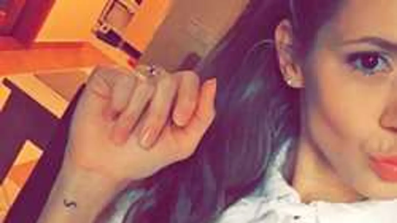 Ezt látni kell, Kapás Bogi félhomályban pózol