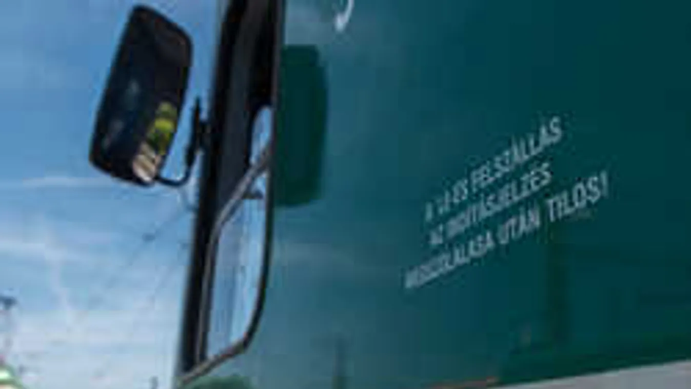 Kritikus állapotban a HÉV alá esett lány, segítségre van szüksége