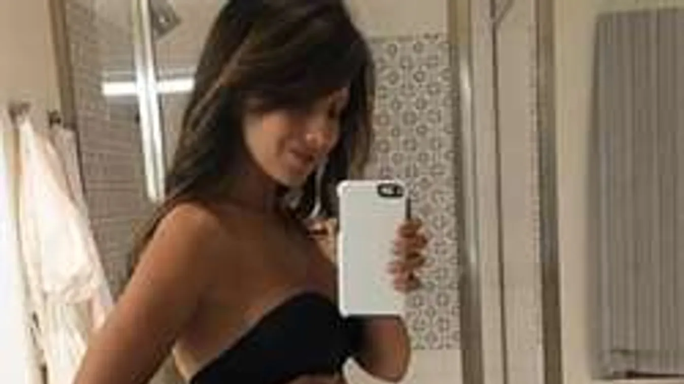 Megérkezett a legszexibb kismama harmadik gyereke