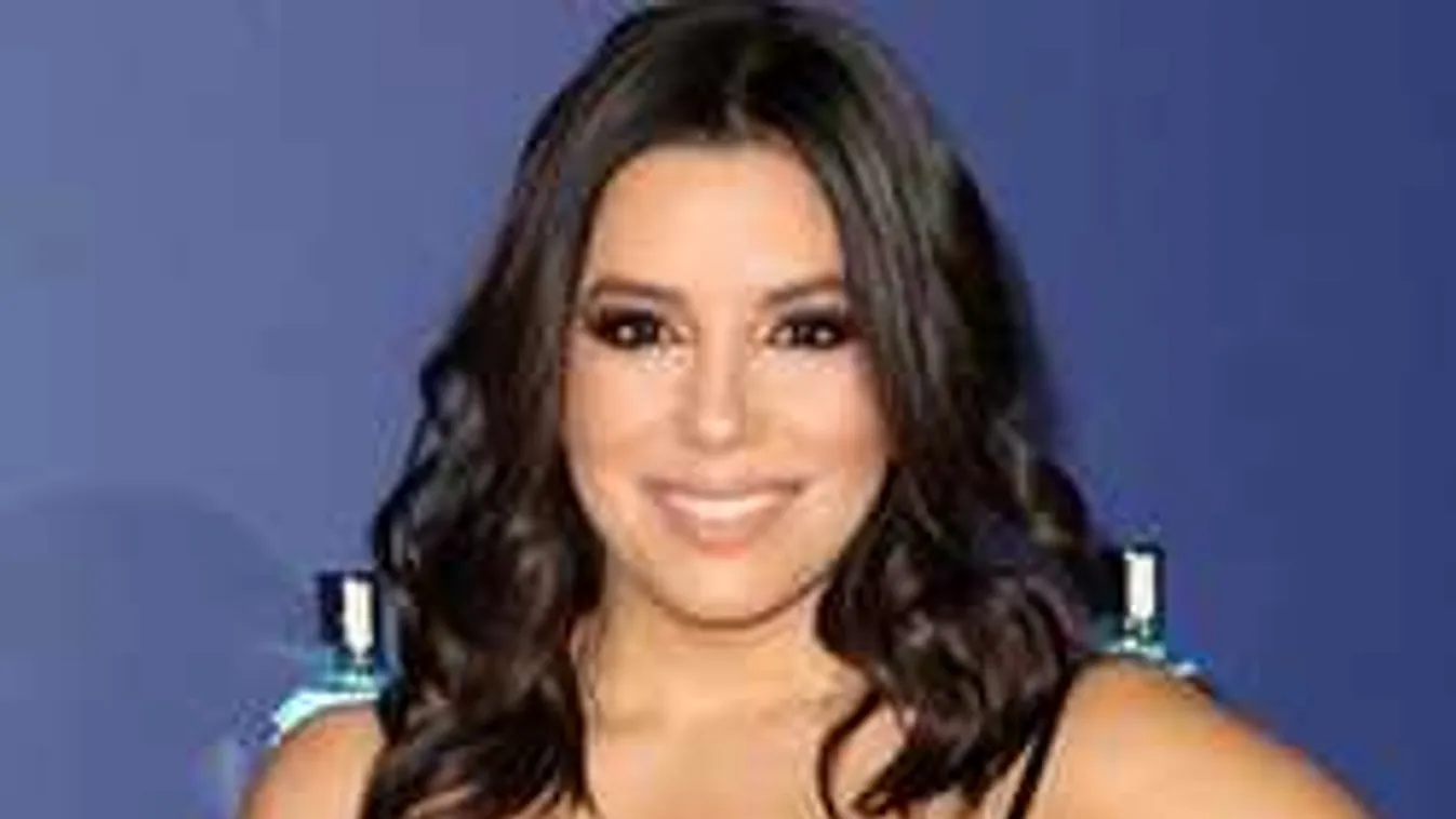 Eva Longoria dögös hálóingben bulizott