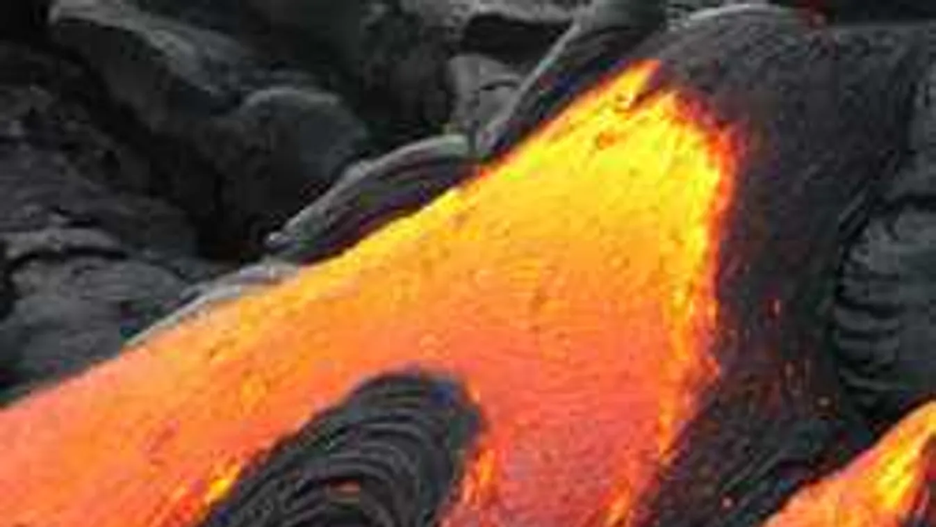 Félelmetes felvételek: a menekülő autók nyomában bugyog a forró láva