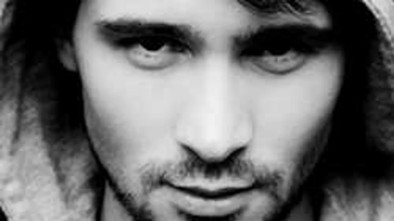 Nagy a baj, mentő vitte el a moziból a népszerű magyar színészt