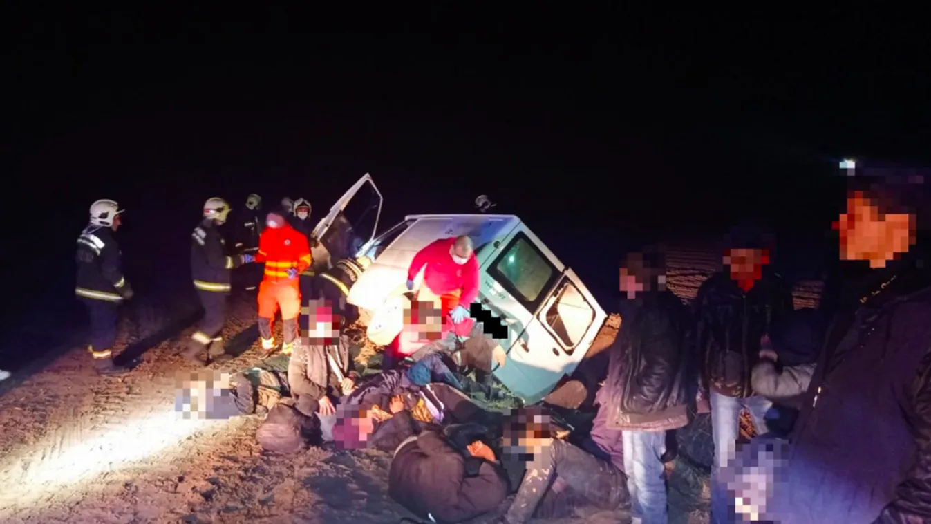 Annyi migráns volt a Domaszéknél felborult kisbuszban, hogy el se hiszed