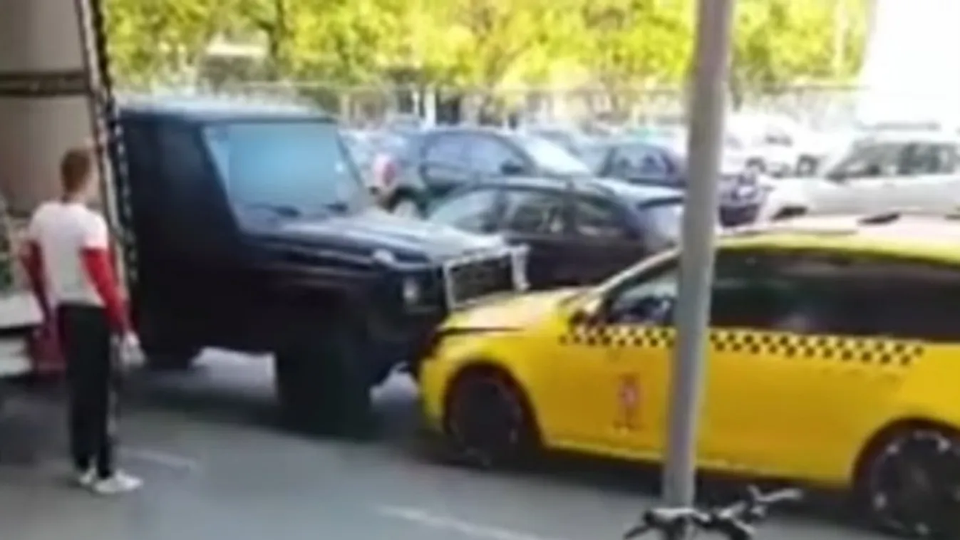 Kemény videó: A 13. kerületben csapott össze egy G Merci és egy taxi