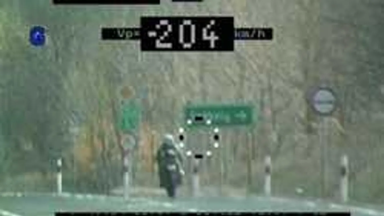 Döbbenet, 204 km/órás sebességgel hajtott a 4-esen a motoros