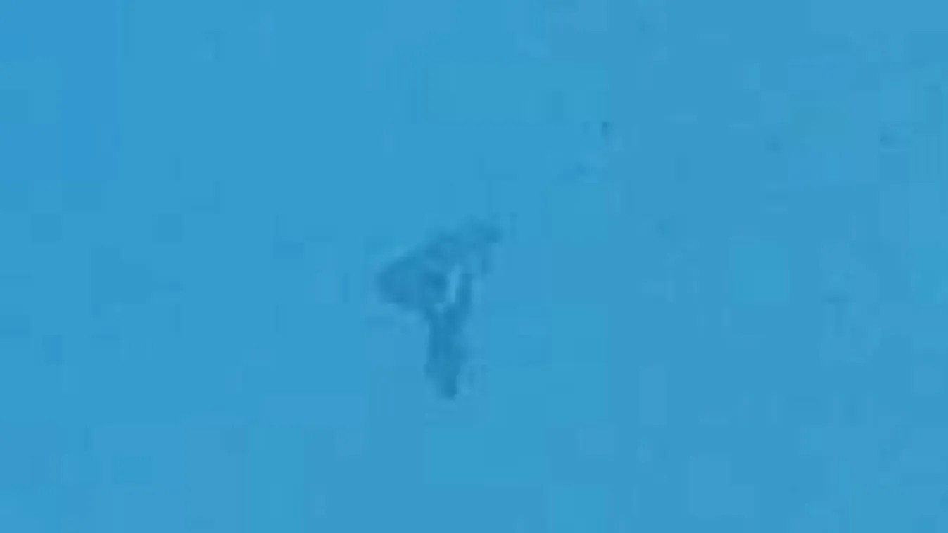 Bizarr formájú ufó tűnt fel a felhős égbolton!