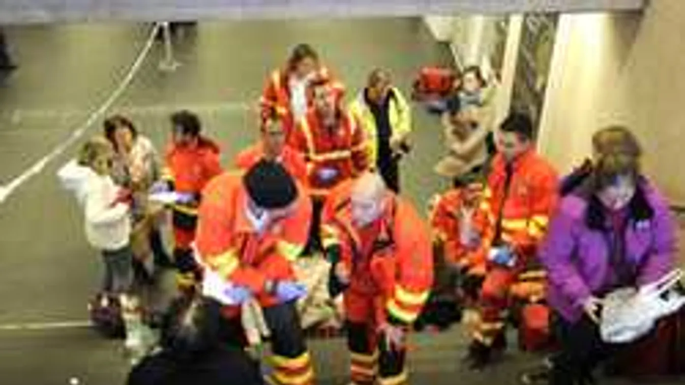 Szirénázva rohantak a mentők az M2-es metróhoz Budapesten