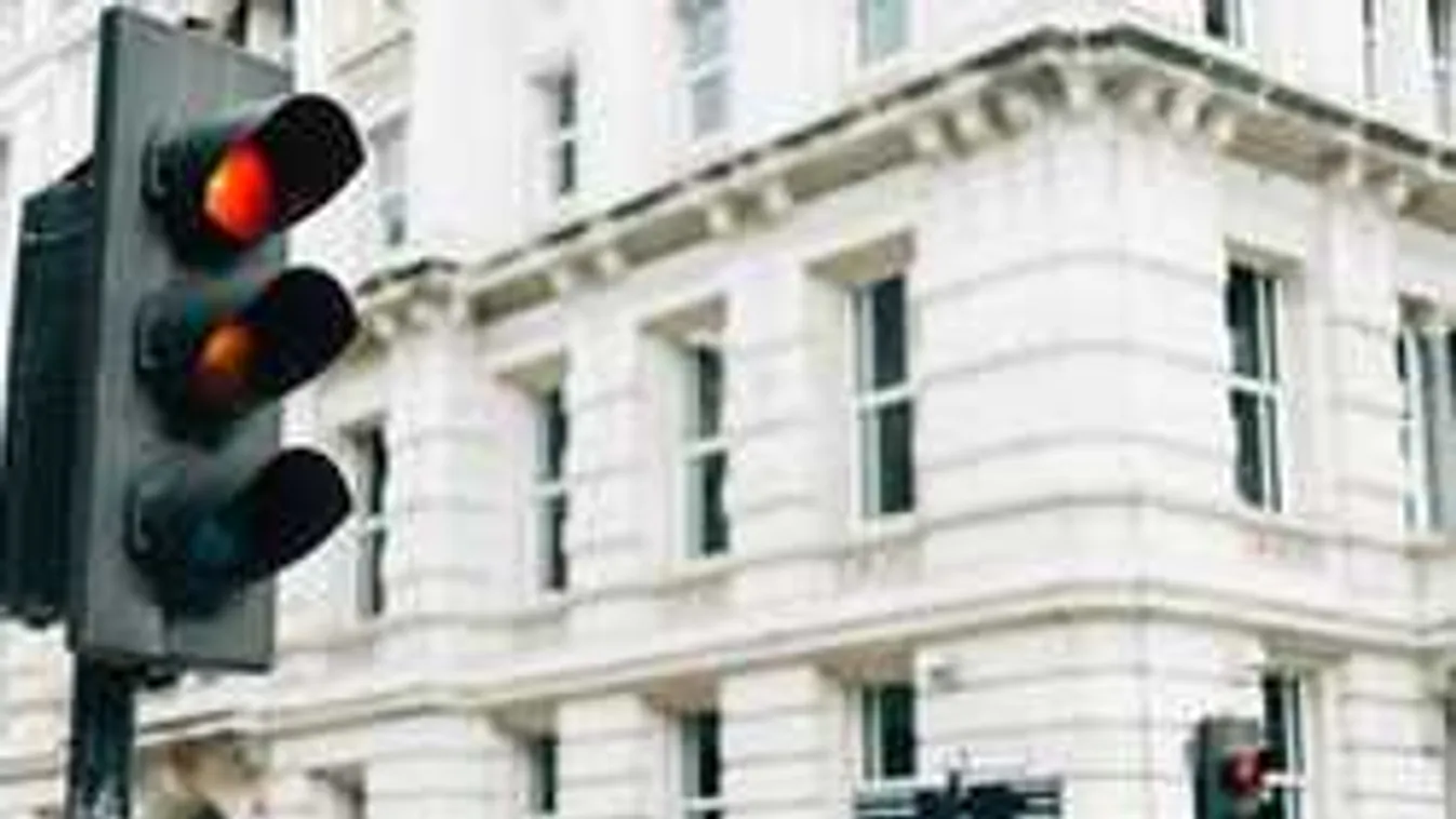 Túl lassan ment át a  81 éves néni az úttesten, megbírságolták a rendőrök