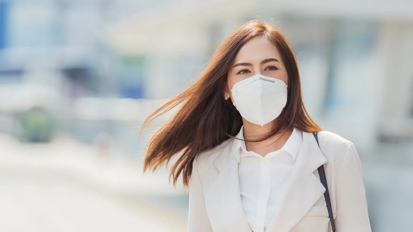 Egyetlen tüsszentéssel akár 8 méter távolságba is eljuthat a koronavírus