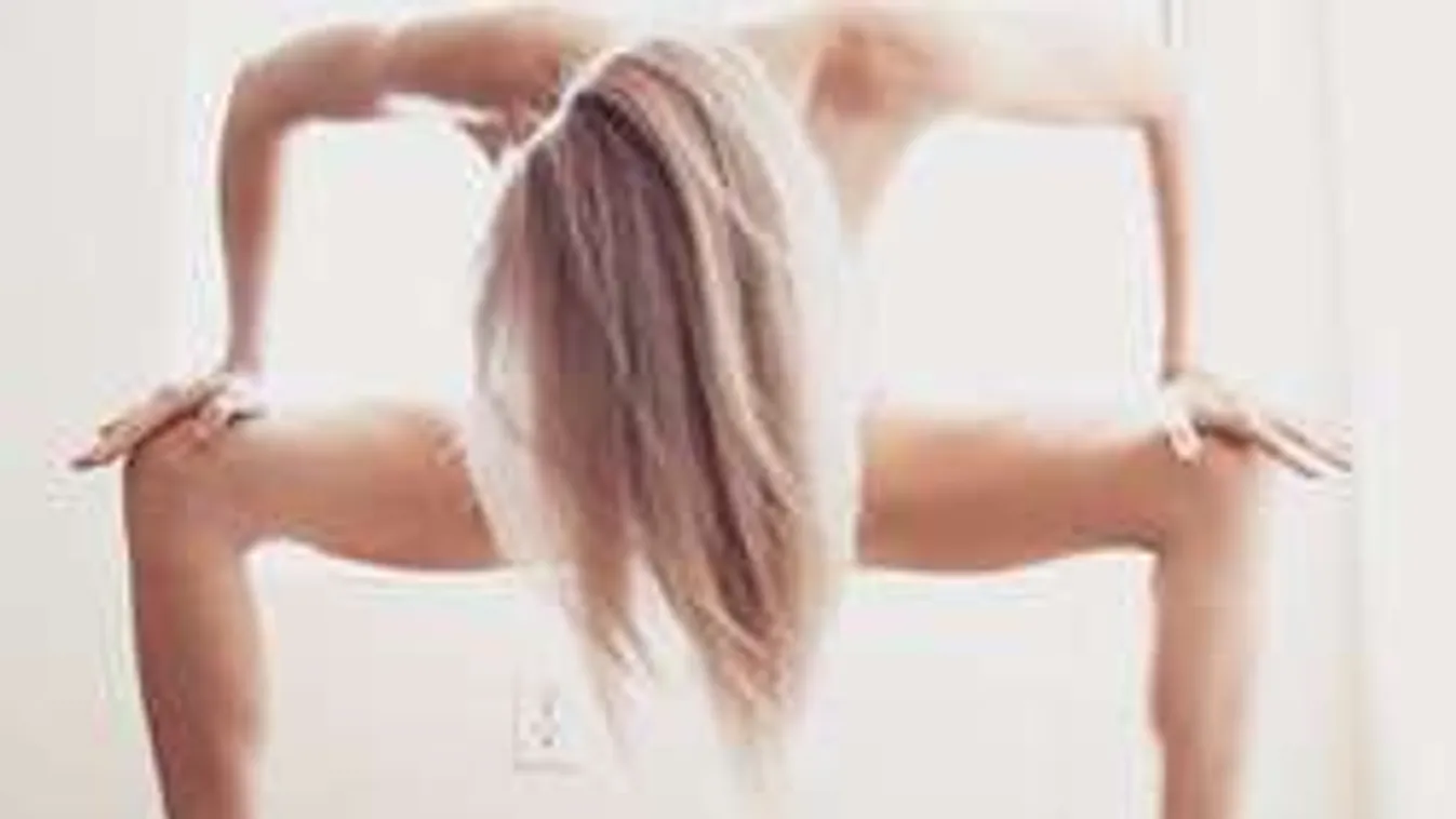 Meztelenül jógázó képeivel próbál segíteni mentális problémákon