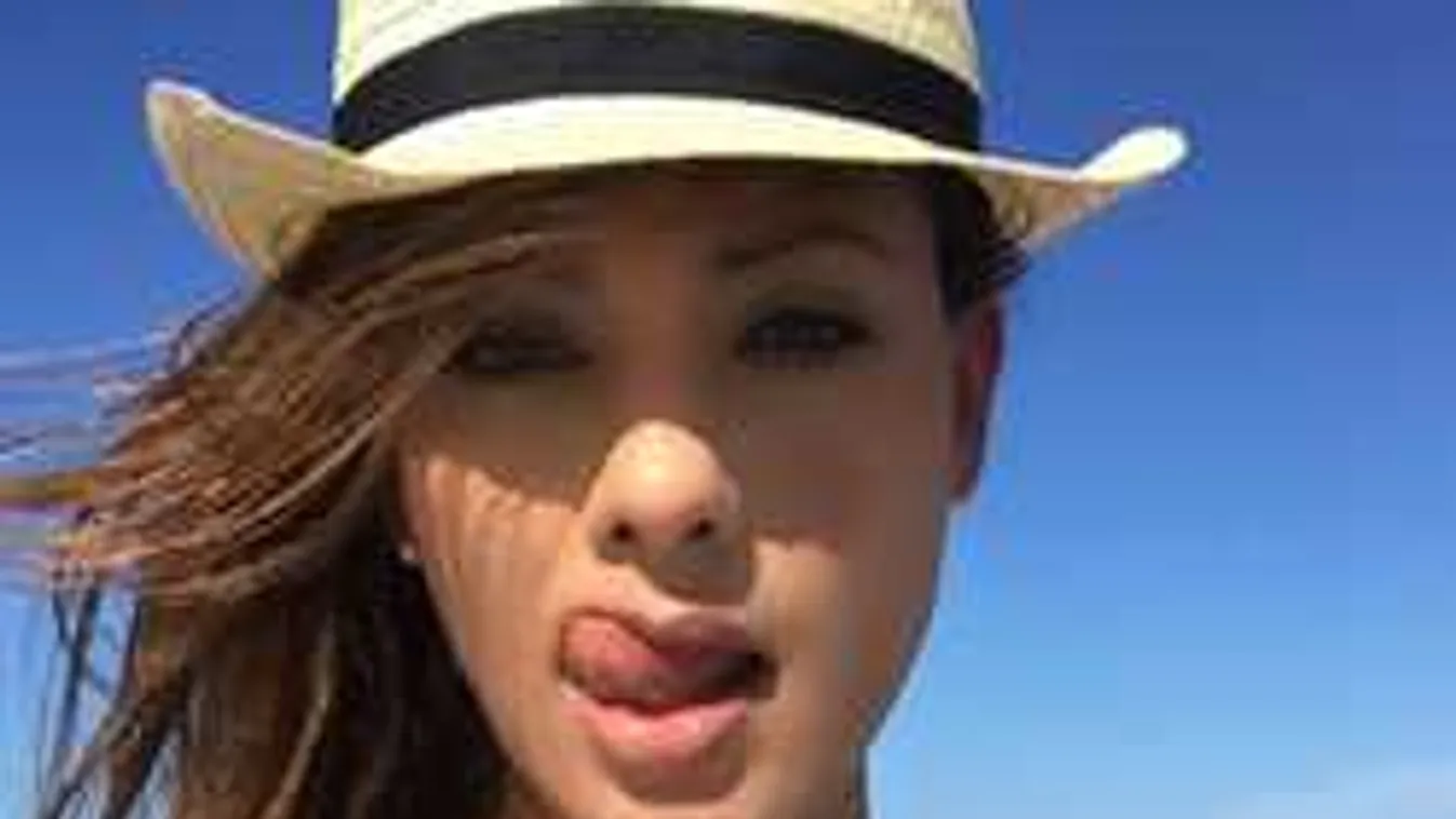 Ledobta a melltartót, megmutatta dús kebleit az ismert színésznő