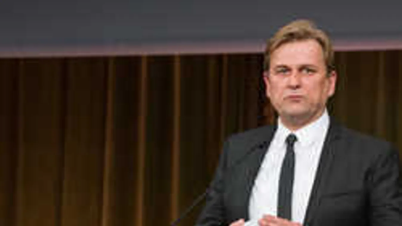 Nadrág nélkül pózolt a magyar sztárszínész gyönyörű barátnője