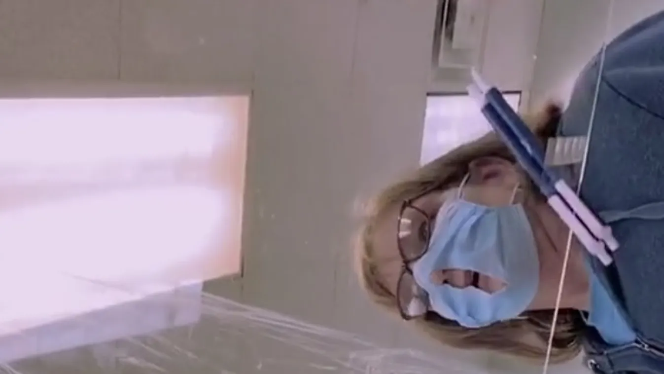 Ilyen nincs: egy nő lyukat vágott a maszkjára, hogy könnyebben lélegezzen!