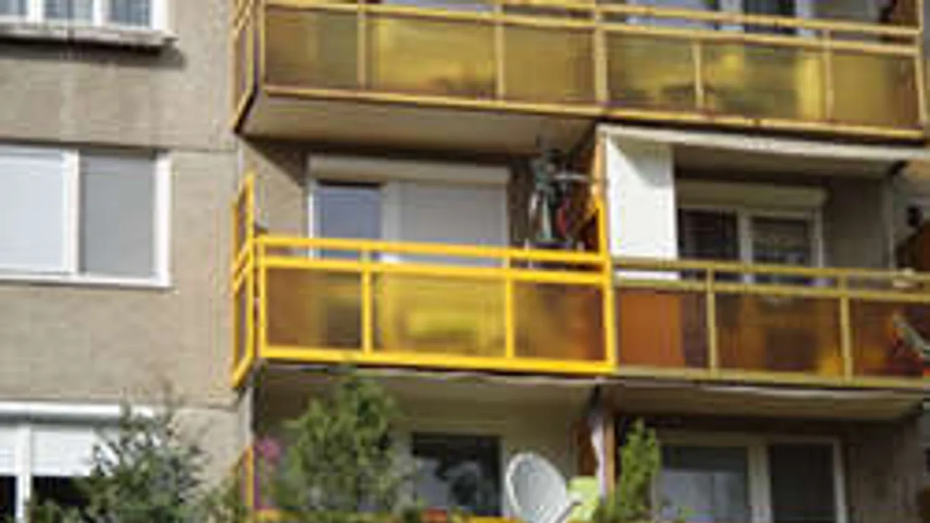 Szex közben estek ki a lakótelepi erkélyről, négy emeletet zuhantak!
