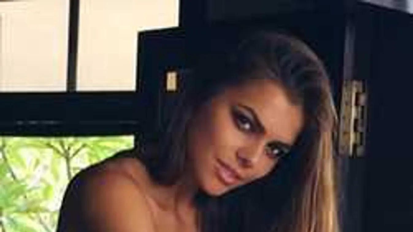 Ettől bevadulsz: átlátszó fehérneműben pózol a dögös modell