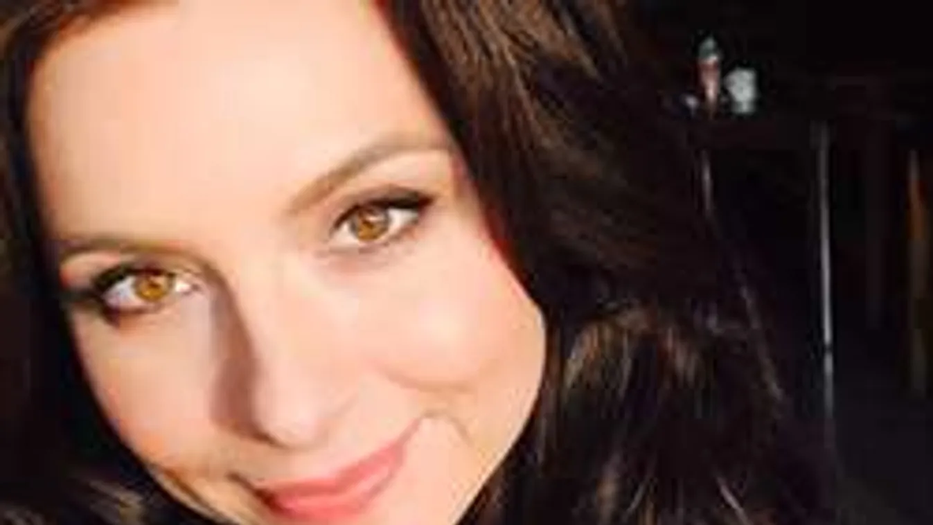 Egy szál kalap takarja a szolid magyar énekesnő meztelen testét!