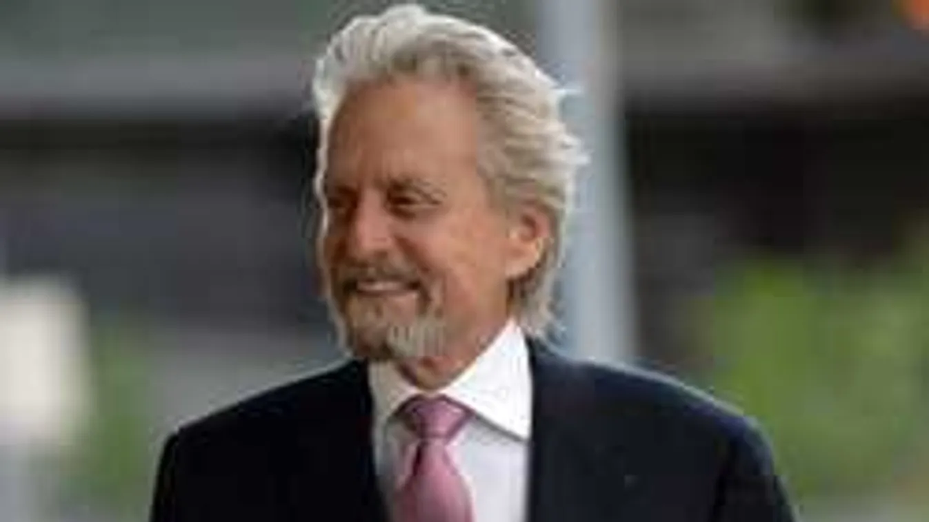 De mit csinál Michael Douglas Pozsony közepén egy fejszével a kezében?