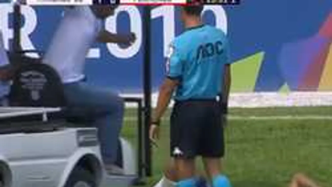 Durva mentőbaleset meccs közben: Pokoli kínok közt fetreng a focista