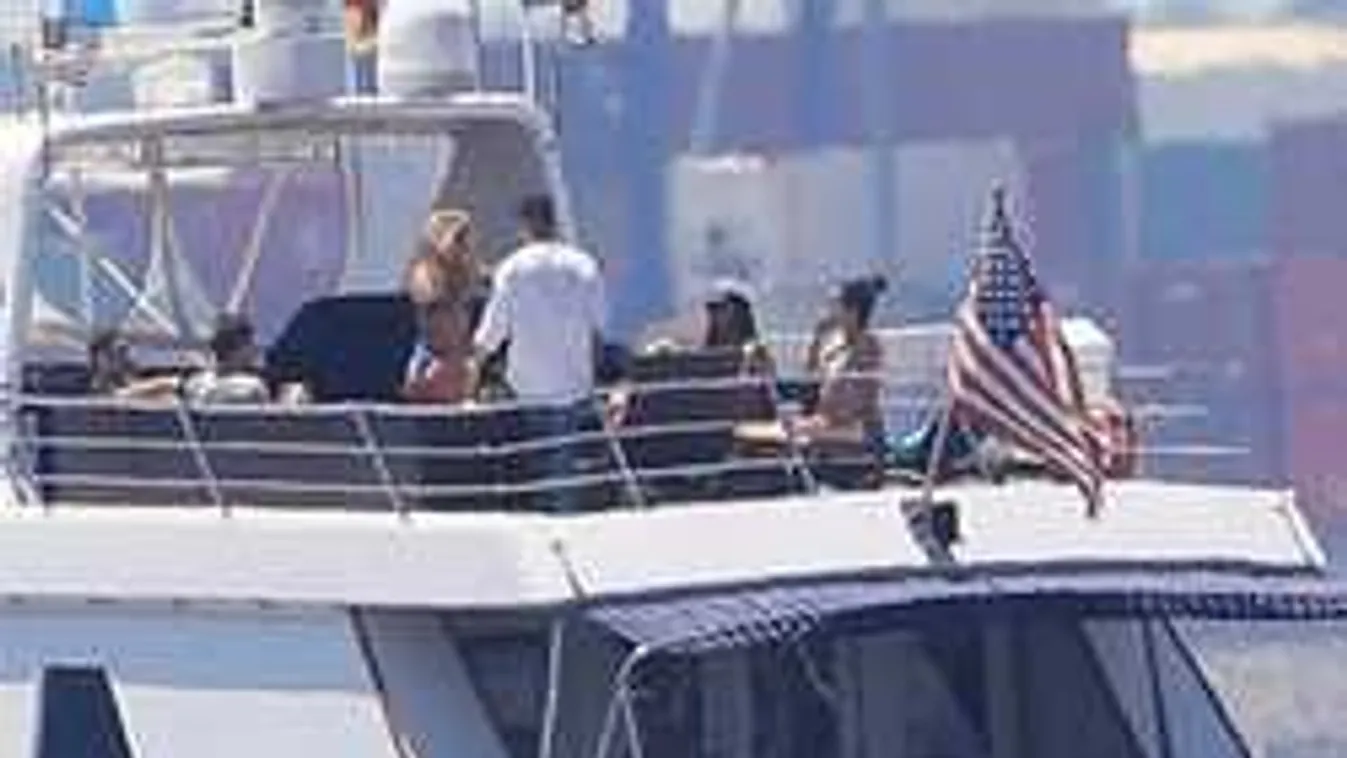 Kiszivárgott, ezzel a szerencsés tinifiúval randizgat a szexi énekesnő