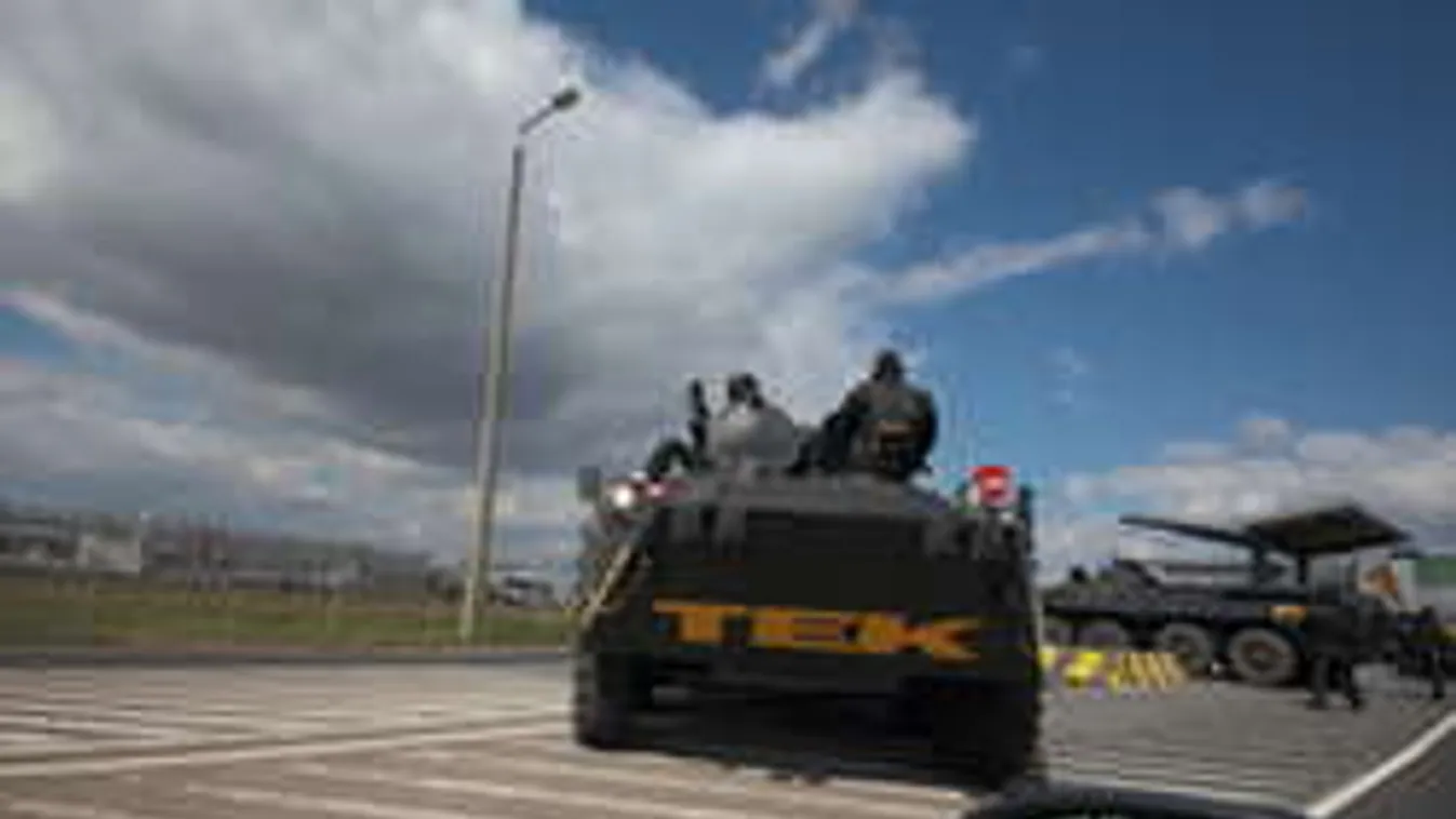 A TEK  páncélosokkal  vonult a ferihegyi repülőtér biztosítására