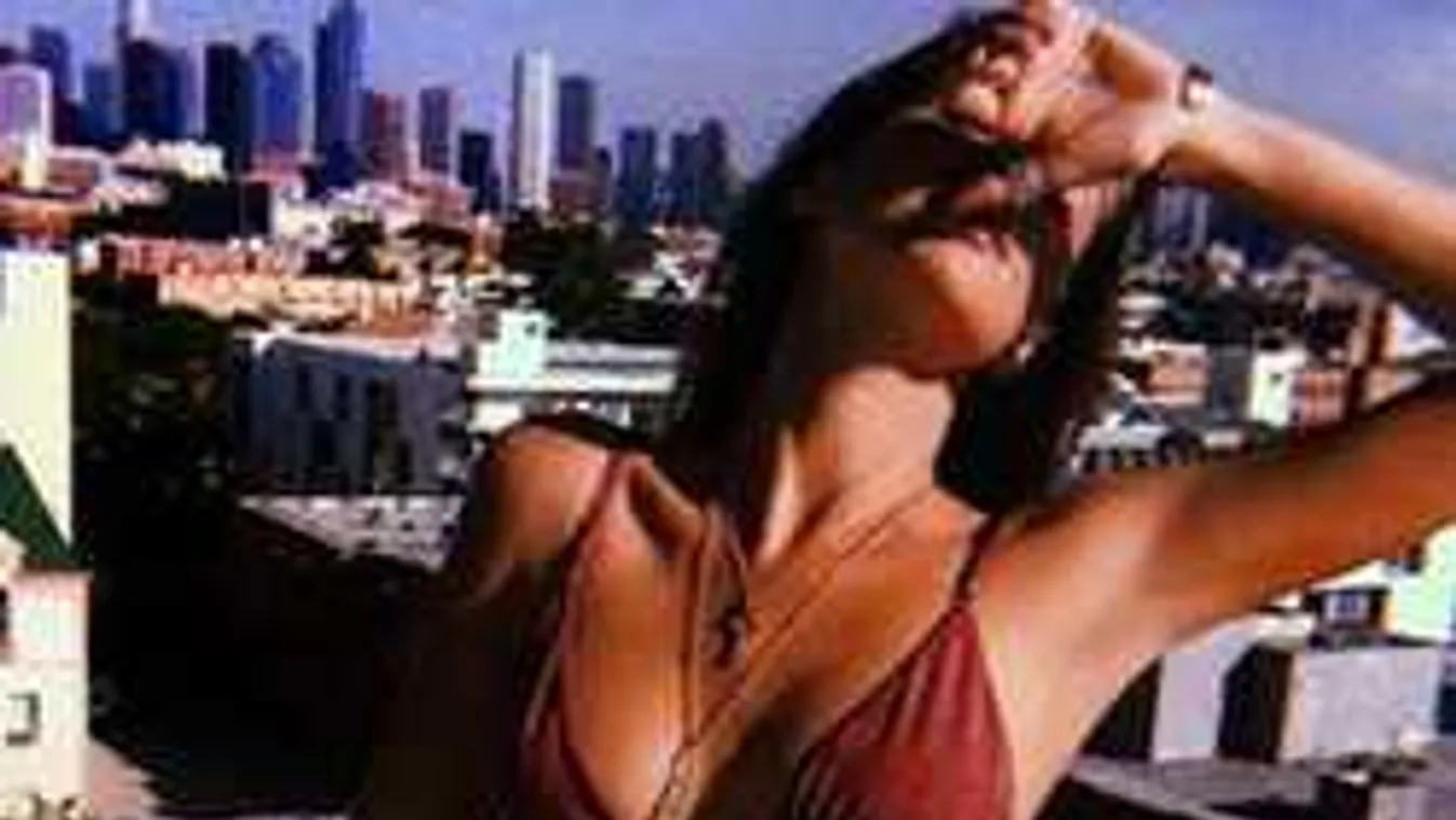 Egy egész sorozat pucér fotót töltöttek fel a fiatal bombázóról a netre!