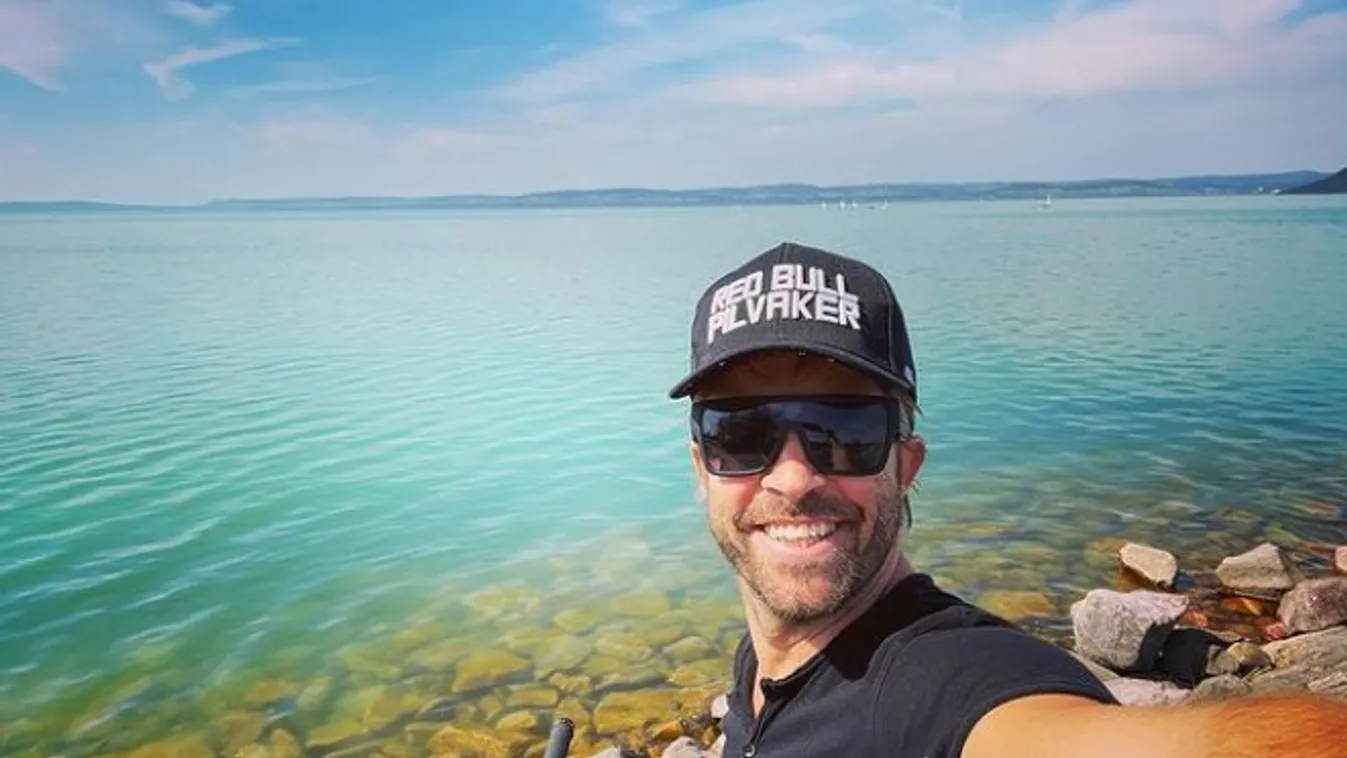 Sebestyén Balázst ritkán látni így, ahogyan a 2006-os poszteren pózol