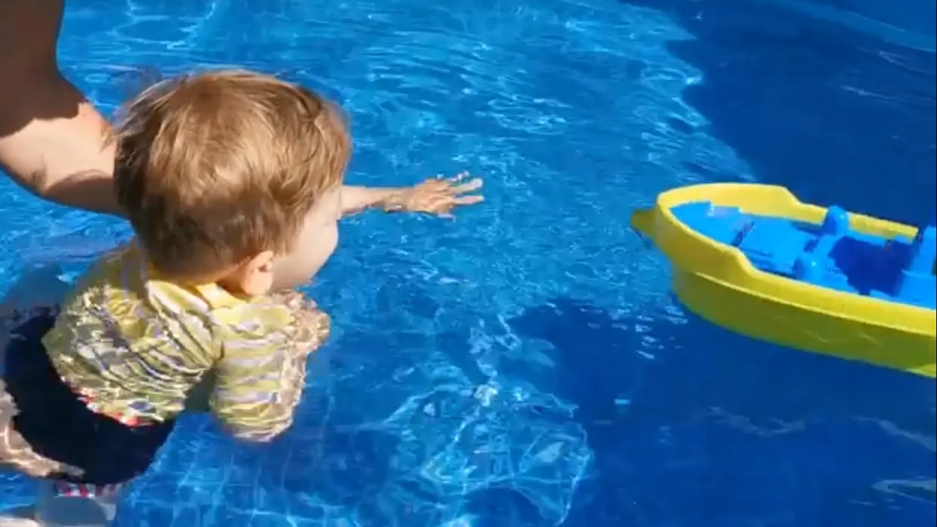 Hihetetlenül cuki: így pancsol a medencében a kis Zente – videó