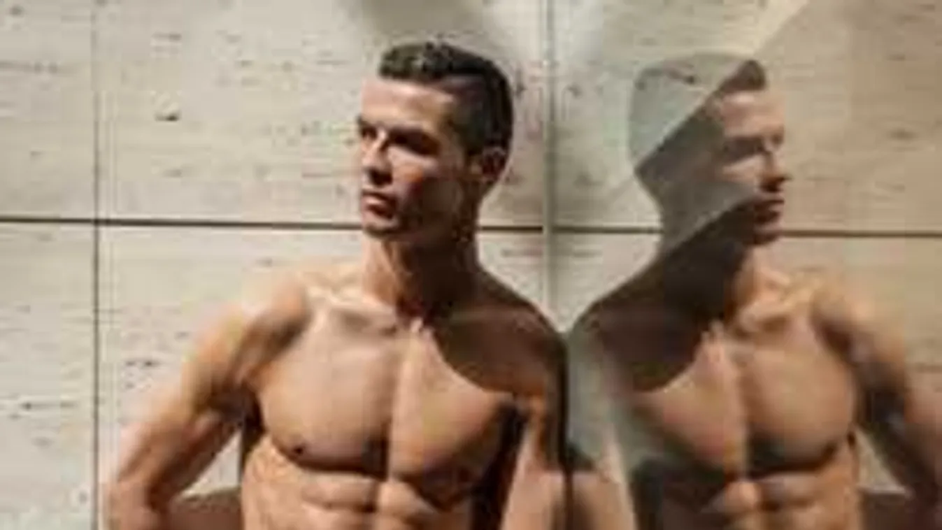 Nárcisztikus alkat: Ezt műveli Cristiano Ronaldo meztelenül a tükör előtt
