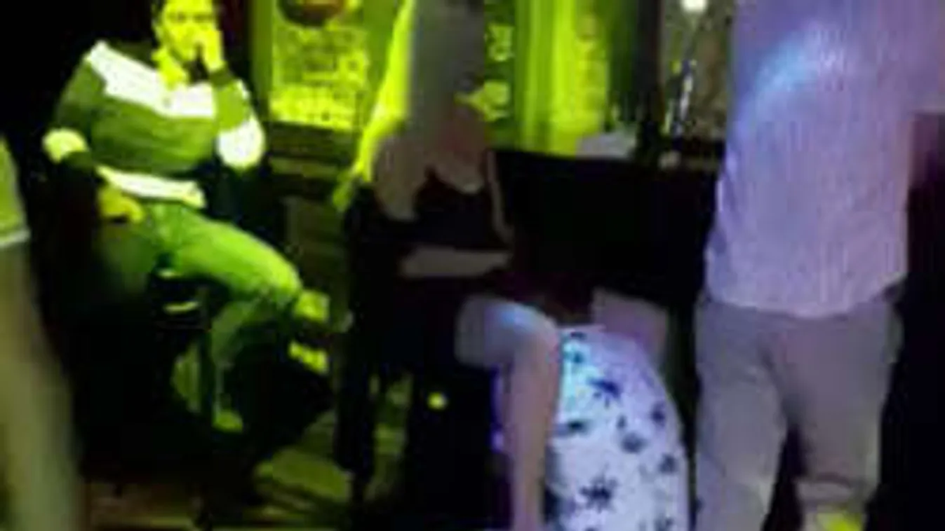 A diszkó közepén elégítette ki orálisan barátnőjét a férfi - Videó