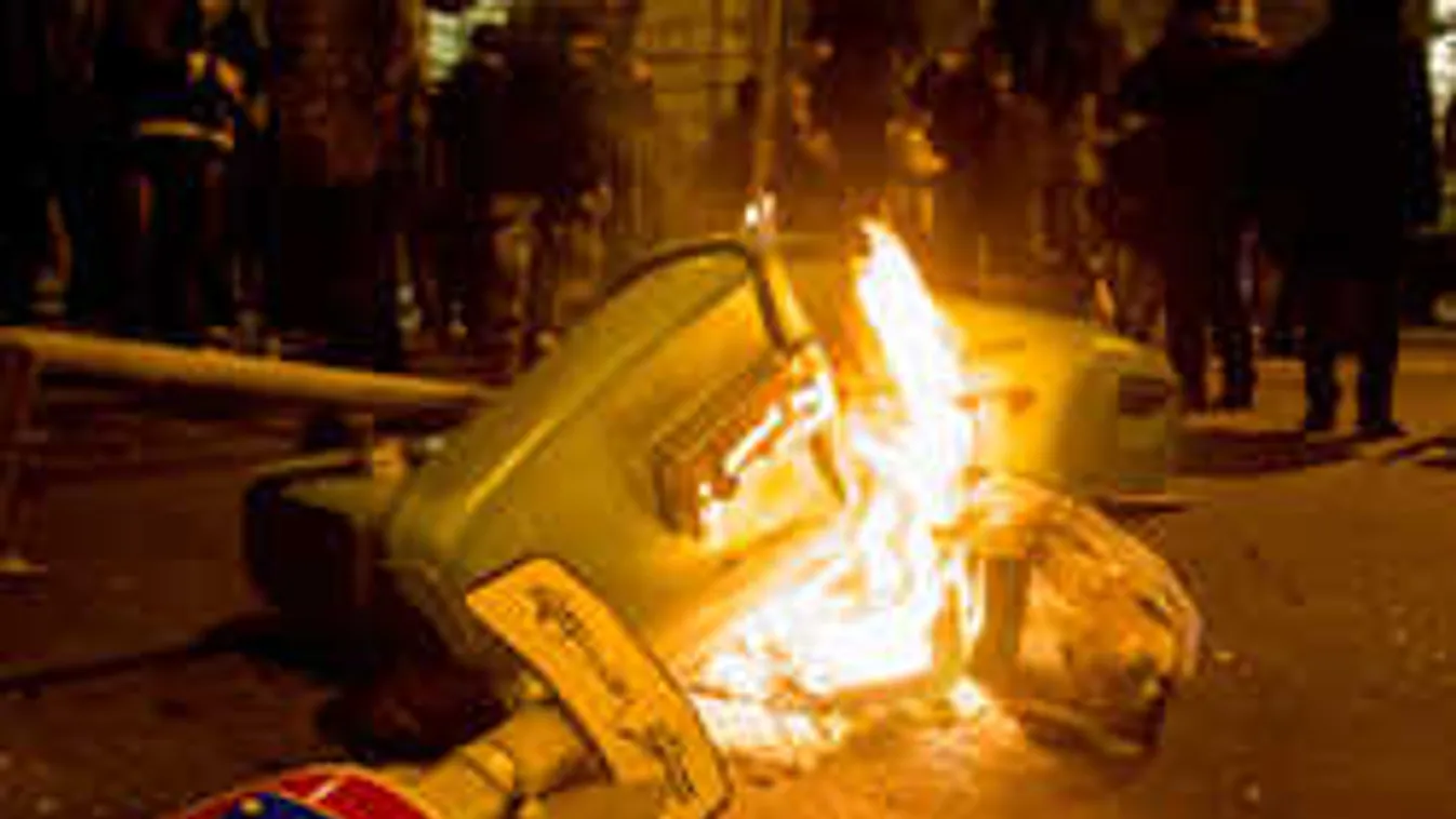 Éjszaka durva gyújtogatással zárult a tüntetés a Kossuth téren