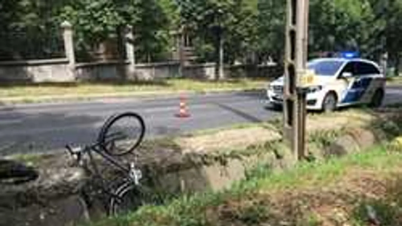Meghalt egy biciklis Budapesten, sisak nélkül csapódott az árokba
