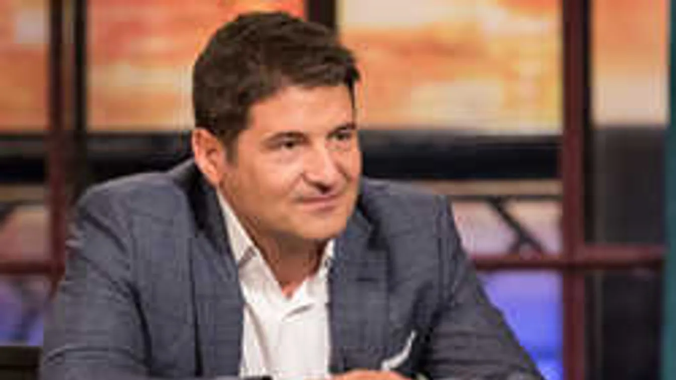 Hihetetlen fotó: Hajdú Péter megkóstolta Győzike kolbászát