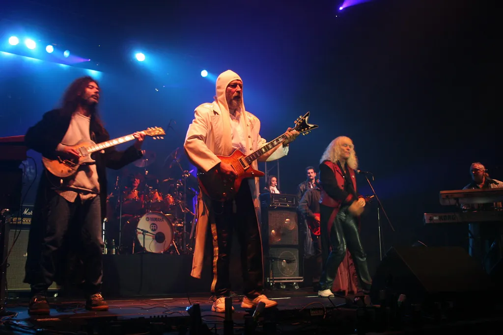 Csíkszereda, 2005. október 22. A 2005. október 21-én készült felvételen a romániai Csíkszeredán a mûjégpályán az Omega együttes ad koncertet, melynek bevételét a székelyföldi árvízkárosultaknak adományozzák. MTI Fotó: Haáz Sándor