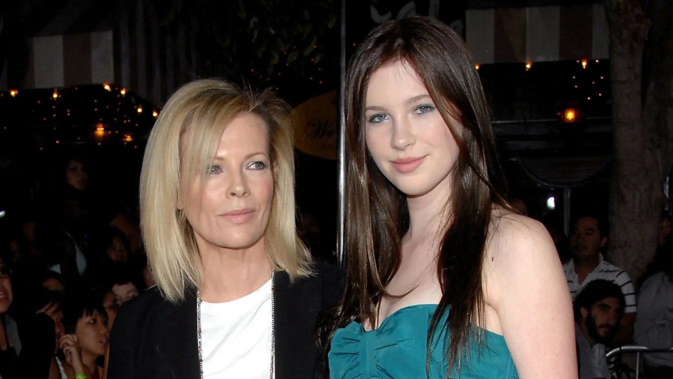 "Twilight" Los Angeles Premiere - Arrivals