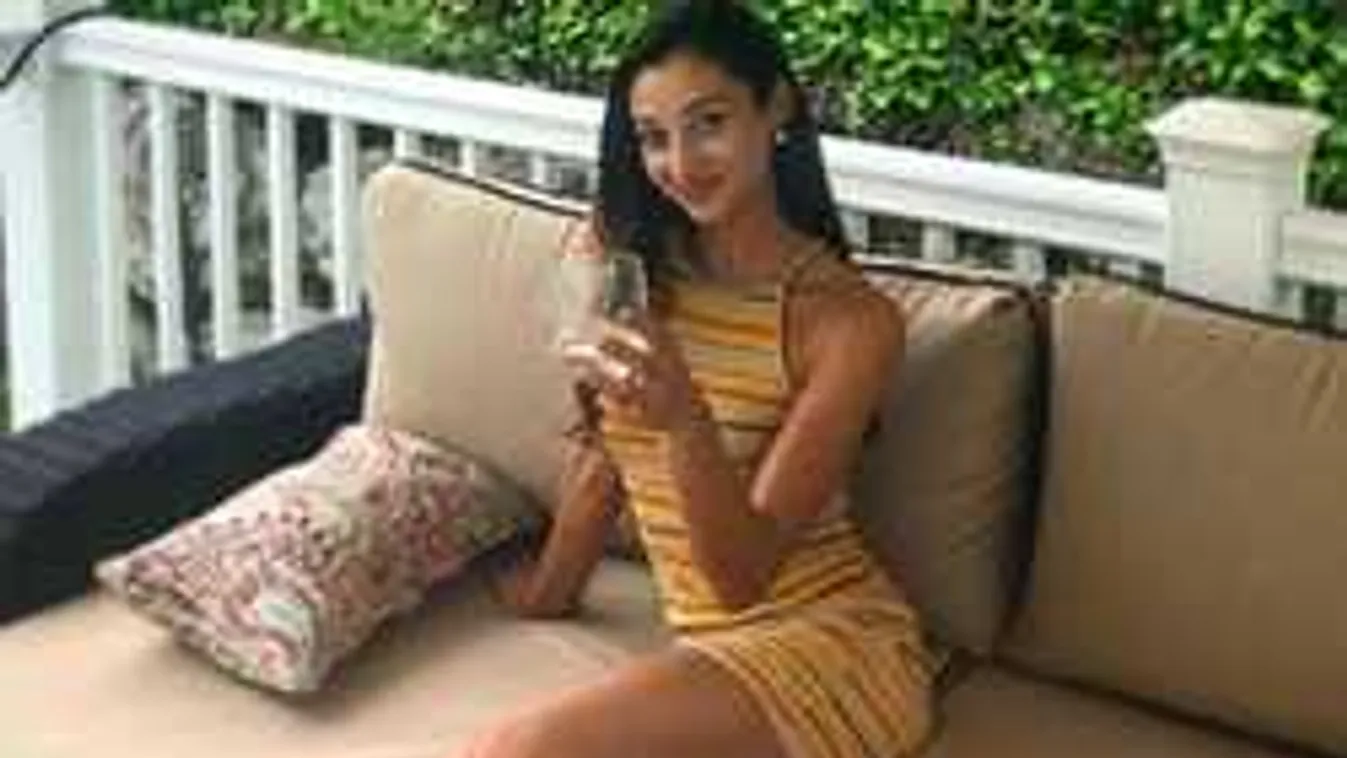 Anyaszült pucér képet osztott meg magáról a fiatal üzletasszony