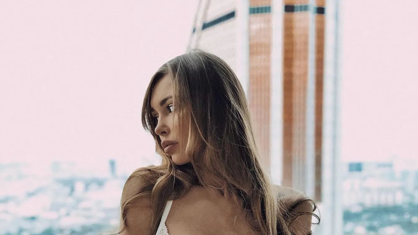 Fürdés közben kapta le a lesifotós a modell csupasz testét