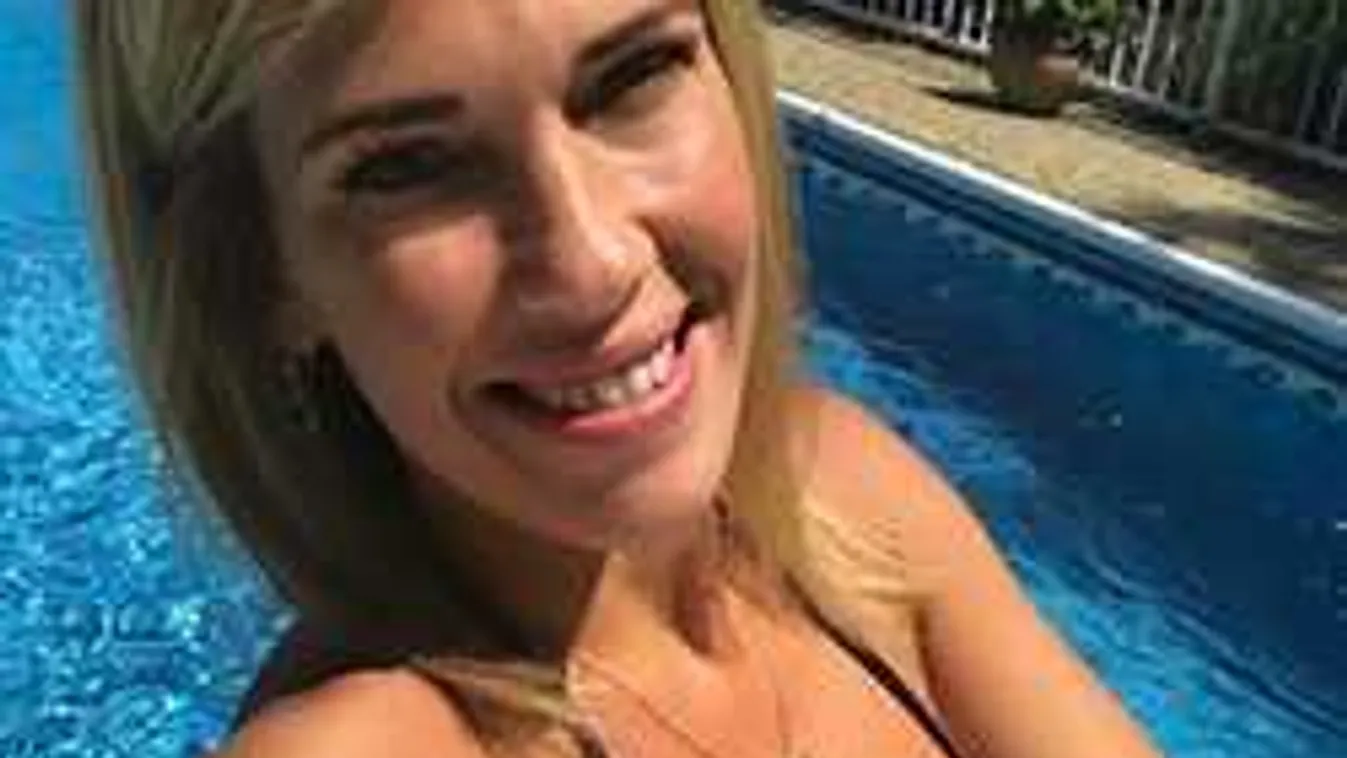 Teljesen meztelenül, négykézláb kéjeleg az ágyban a dögös sportolónő