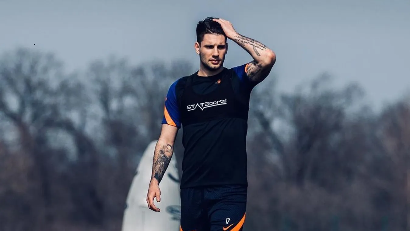 Labdával már hetek óta edzhet, de a csapattársaival még mindig nem