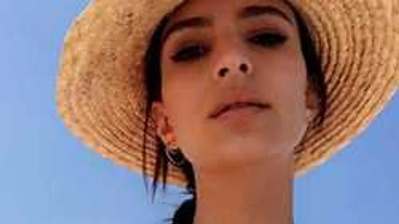 Strandolás közben markolta meg barátnője a dögös modell popsiját