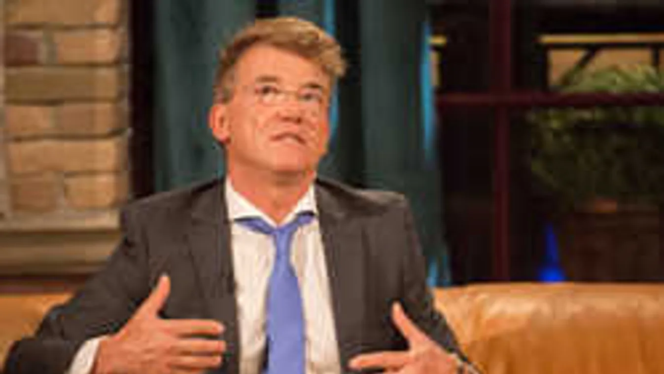 Ez ám a vallomás: Delhusa az anyját látja 21 éves barátnőjében