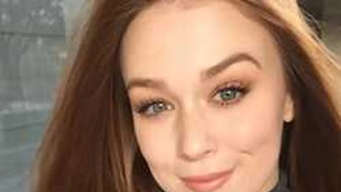 Vénuszdombot és mellbimbót villantott a tüzes szépség